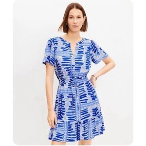 LOFT size medium Blue & White Printed Short Sleeve Tie-Waist Dress